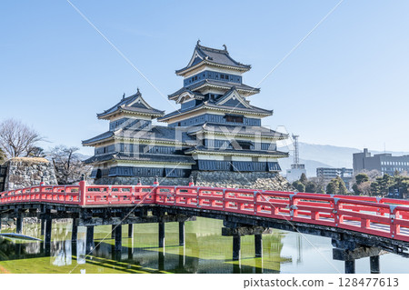 長野縣松本市,國寶松本城,陽光明媚的日子 長野縣松本市,國寶松本城,陽光明媚的日子 128477613