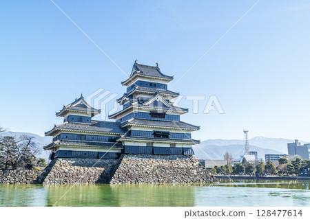 長野縣松本市，國寶松本城，陽光明媚的日子 128477614