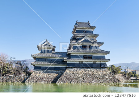 長野縣松本市,國寶松本城,陽光明媚的日子 長野縣松本市,國寶松本城,陽光明媚的日子 128477616