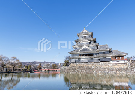 長野縣松本市，國寶松本城，陽光明媚的日子 128477618