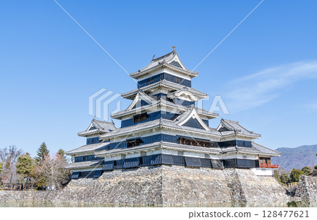 Matsumoto City, Nagano Prefecture, National Treasure Matsumoto Castle on a sunny day 128477621