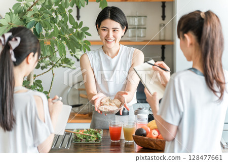 A female athlete teaching muscle-building chicken dishes at a cooking class, Athlete Food My Meister A female athlete teaching muscle-building chicken dishes at a cooking class, Athlete Food My Meister 128477661