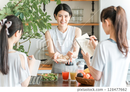 一位女運動員在烹飪課上教授增肌雞肉菜餚,Athlete Food My Meister 一位女運動員在烹飪課上教授增肌雞肉菜餚,Athlete Food My Meister 128477662
