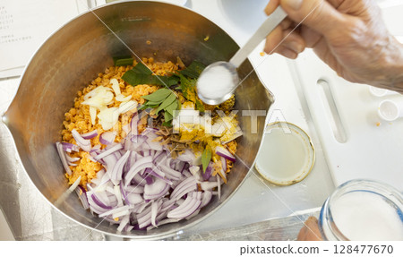 Make spicy curry 128477670