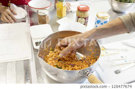 Make spicy curry 128477674
