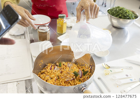 Make spicy curry 128477675