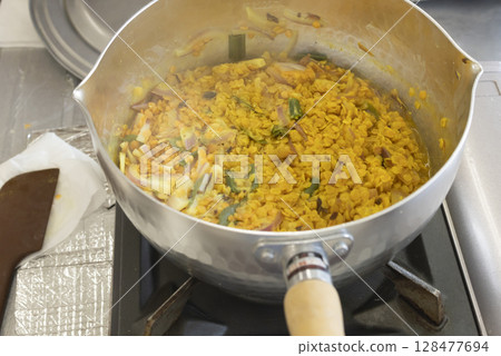 在鍋裡煮辣咖哩 在鍋裡煮辣咖哩 128477694