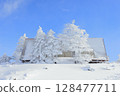 冬山上的樹上覆蓋著雪 128477711