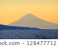 冬山上的樹上覆蓋著雪 128477712