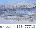 冬山上的樹上覆蓋著雪 128477713