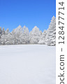 冬山上的樹上覆蓋著雪 128477714