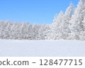 冬山上的樹上覆蓋著雪 128477715