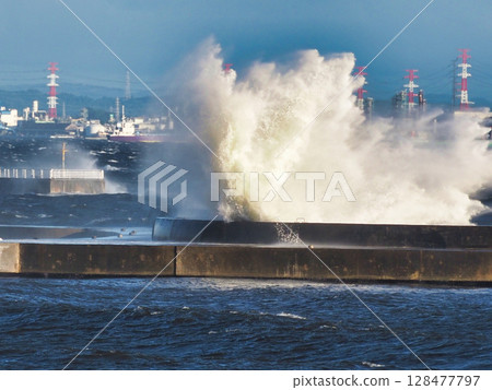 Coastal scenery with rough waves and strong winds Coastal scenery with rough waves and strong winds 128477797