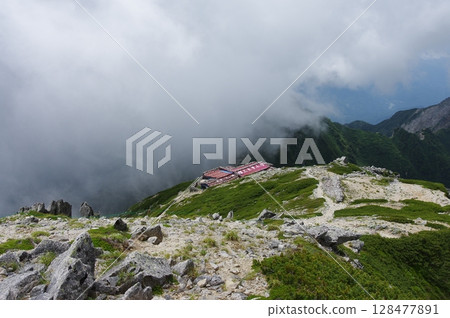 夏季山景,登山客攀登中央阿爾卑斯山脊線 夏季山景,登山客攀登中央阿爾卑斯山脊線 128477891