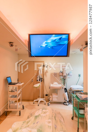 Delivery room in a Japanese maternity hospital 128477987