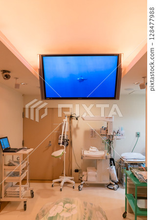 Delivery room in a Japanese maternity hospital 128477988