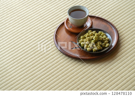 Matcha popcorn and Japanese tea enjoyed on a tatami mat in a Japanese-style room Matcha popcorn and Japanese tea enjoyed on a tatami mat in a Japanese-style room 128478110