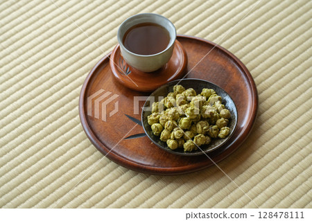 Matcha popcorn and Japanese tea enjoyed on a tatami mat in a Japanese-style room 128478111