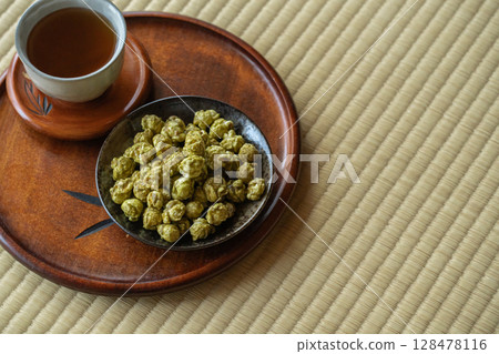 在日式房間的榻榻米上享用抹茶爆米花和日本茶 在日式房間的榻榻米上享用抹茶爆米花和日本茶 128478116