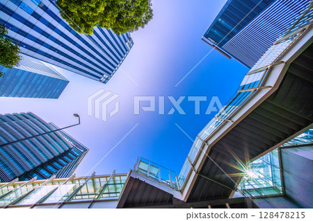 日本橫濱的城市景觀－邁向新時代…眺望新高島站前的京急集團總部與步行天橋等建築…一線希望 128478215