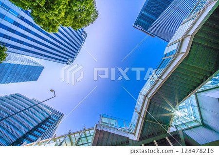 日本橫濱的城市景觀－邁向新時代…眺望新高島站前的京急集團總部與步行天橋等建築…一線希望 128478216