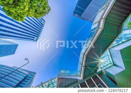 日本橫濱的城市景觀-邁向新時代…眺望新高島站前的京急集團總部與步行天橋等建築…一線希望 日本橫濱的城市景觀-邁向新時代…眺望新高島站前的京急集團總部與步行天橋等建築…一線希望 128478217