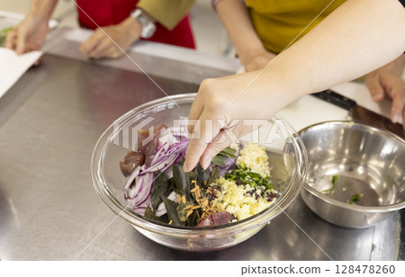 Female hands to cook Female hands to cook 128478260