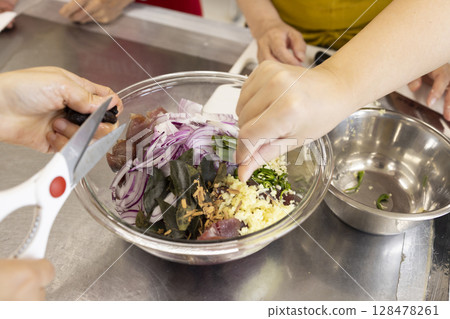 Female hands to cook 128478261