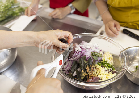 Female hands to cook 128478263