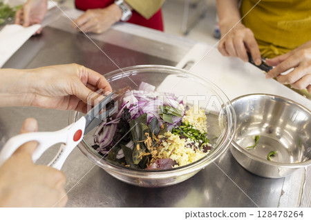 Female hands to cook Female hands to cook 128478264