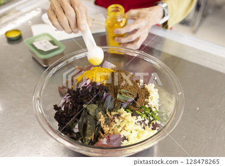 Female hands to cook Female hands to cook 128478265