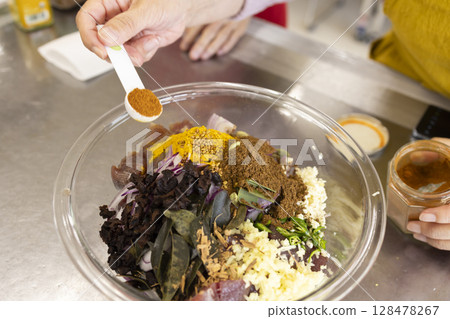 Female hands to cook 128478267