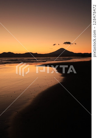 The coast where gentle waves crash, the sunset dazzling Kugenuma Coast Evening Scene 128478472