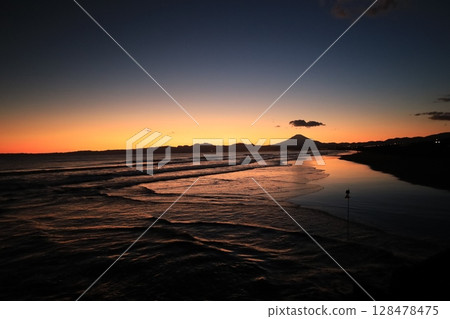 The coast where gentle waves crash, the sunset dazzling Kugenuma Coast Evening Scene 128478475