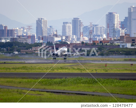 從伊丹機場起飛的客機和大阪的建築物 128478477