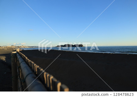 湘南的冬天,平靜的藍天和大海,餛飩海岸的風景 湘南的冬天,平靜的藍天和大海,餛飩海岸的風景 128478623