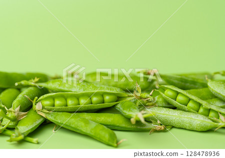 green peas 128478936