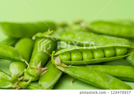 green peas 128478937