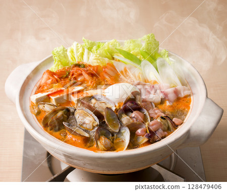 Clam chige hotpot Clam chige hotpot 128479406