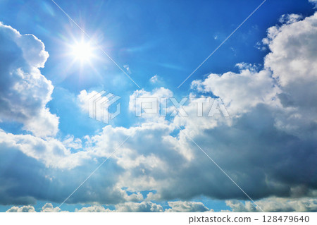 夏天藍天、雲彩和太陽 夏天藍天、雲彩和太陽 128479640