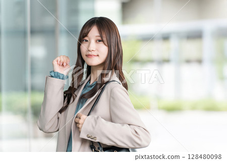 Young Asian businesswoman walking in an office area in the city Young Asian businesswoman walking in an office area in the city 128480098