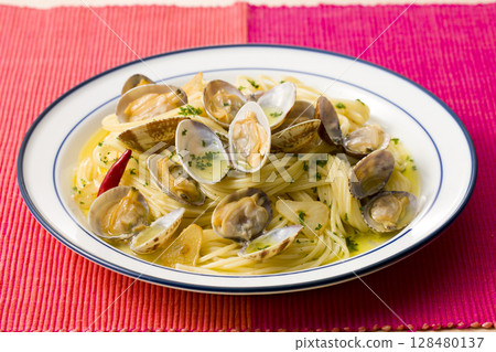 Clam pasta (vongole) 128480137