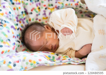 日本嬰兒在家中的嬰兒椅上睡覺 128480595