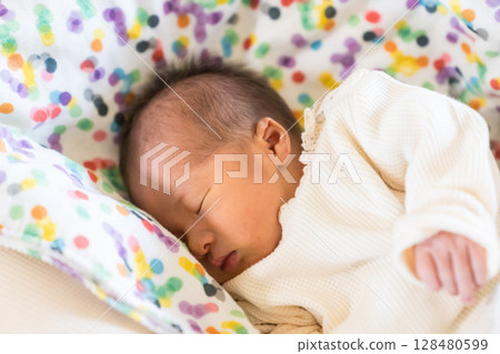 日本嬰兒在家中的嬰兒椅上睡覺 128480599