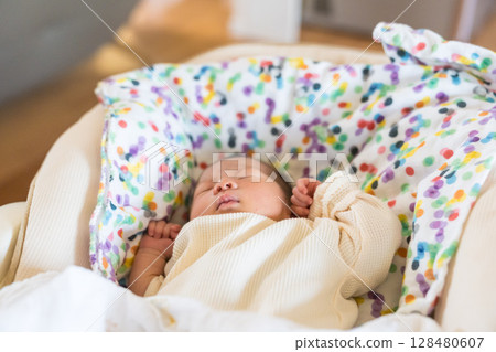 日本嬰兒在家中的嬰兒椅上睡覺 128480607