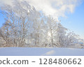 冬山上的樹上覆蓋著雪 128480662
