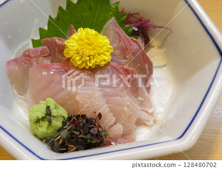 海豚魚生魚片的照片,肥美香甜可口。 海豚魚生魚片的照片,肥美香甜可口。 128480702