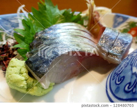 條紋竹莢魚刺身照片,肥而不膩,比鰤魚還好吃 條紋竹莢魚刺身照片,肥而不膩,比鰤魚還好吃 128480703