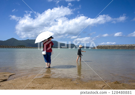 <素材> 夏天在海灘玩耍的父母和孩子（母親和孩子） 128480881
