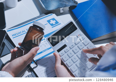 Male and female doctors are having a meeting in a hospital room. 128480946